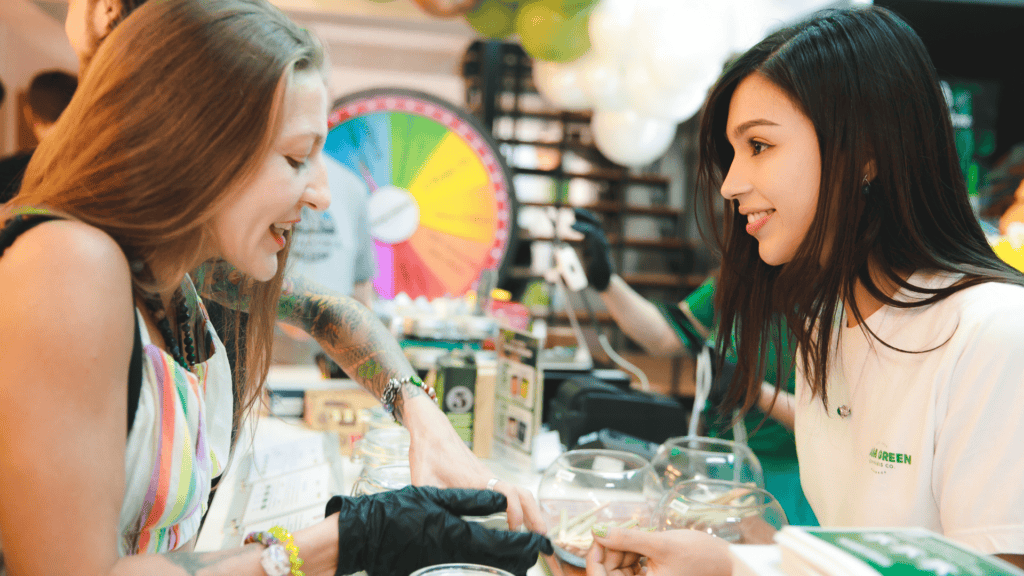 Siam Green 门店中专注工作的女性店员